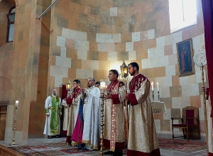 Արցախի թեմի նոր առաջնորդն առաջին առաջնորդական պատարագն է մատուցել Ստեփանակերտում