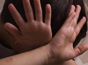 Մանկահասակ տղա երեխայի մահվան դեպքով ձերբակալվել են փոքրիկի մայրը, խորթ հայրը և խորթ տատը