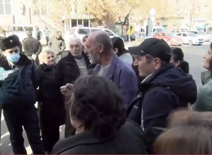 Անհետ կորած զինծառայողների հարազատների ակցիան ՌԴ դեսպանության դիմաց