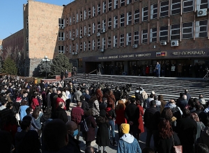 Այսպիսի մթոնոլորտի ձեւավորումը անհարգալից է ոչ միայն ռեկտորի անձի, այլև հեղինակավոր համալսարանի նկատմամբ․ ակցիա ՀՌՀ-ի մոտ