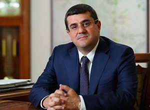 Араик Арутюнян встретился с родственниками героев Арцаха Игоря Мурадяна и Вигена Шириняна