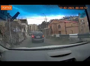 Քամին տանիքից մի կտոր շպրտել է ընթացող մեքենայի վրա