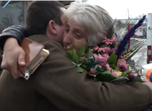 Գերությունից վերադարձած աքորեցի Արայիկին դիմավորեցին մայրն ու համագյուղացիները