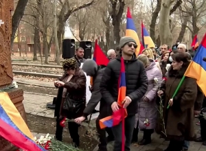 Երթի մասնակիցները ծաղիկներ խոնարհեցին փետրվարյան ապստամբության զոհերի հիշատակին