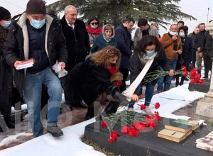 Վիրահայ հասարակայնության ներկայացուցիչները ծաղիկներ խոնարհեցին Հովհաննես Թումանյանի շիրմաքարին