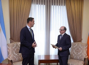 ԱԳ նախարարին իր հավատարմագրերի պատճենը հանձնեց Արգենտինայի նորանշանակ դեսպանը