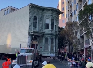 139 ամյա տունը տեղափոխվել է Սան Ֆրանցիսկոյի մեկ այլ հատված