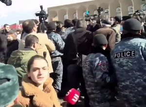 Полицейские задерживают участников акции