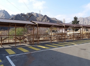 Մեղրիի մաքսակետին կից հարևանությամբ կառուցվել են ավտոկայանատեղի և գյուղատնտեսական շուկա