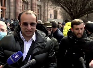 Этот митинг для того, чтобы избежать столкновений и вооружённых действий: депутат