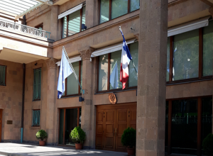 Пашинян не представляет армянский народ: Полюс передаёт письмо в посольство Франции: Прямой эфир