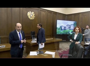 «Кем вы себя возомнили? Кто вы такие?» Эдмон Марукян возмутился, что заседание совета НС не состоялось