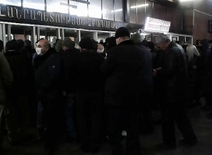 На станции метро Площадь республики после начала шествия памяти