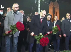 Никол Пашинян и Арарат Мирзоян возложили цветы у памятника Мясникяну