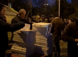 Бесплатный ламаджо, чай и кофе на митинге оппозиции: проспект Баграмяна, Ереван