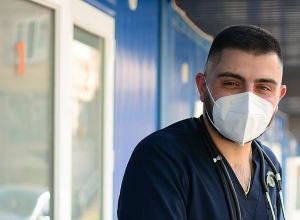 Որպես հուշ պահում է զոհված հերոսի խաչը՝ նրա հարազատներին փոխանցելու ակնկալիքով