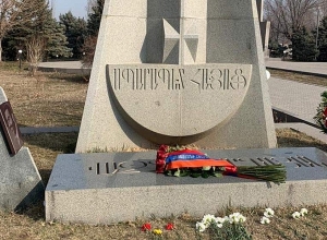 От имени президента были возложены цветы у могилы Вазгену Саркисяну