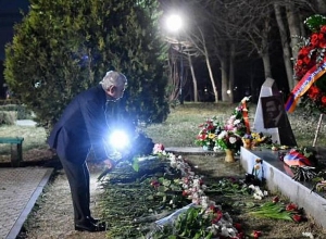 Սերժ Սարգսյանը «Եռաբլուր» պանթեոնում հարգանքի տուրք է մատուցել Վազգեն Սարգսյանի հիշատակին