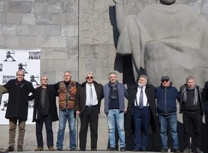 Ազգային֊ժողովրդավարական բևեռի հավաքը Մատենադարանի մոտ և երթը. Ուղիղ