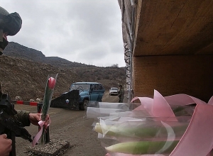 Ռուս զինծառայողները ծաղիկներ են նվիրել արցախցի կանանց