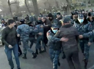 Потасовка между полицейскими и оппозиционерами