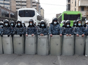 Полиция образовала стену на улице Демирчяна
