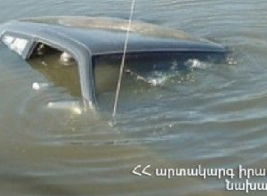 Փրկարարներն ավտոմեքենան դուրս են բերել ջրանցքից․ կա երկու զոհ