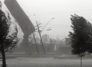 Ուժեղ քամու հետևանքով Ստեփանակերտում պոկվել է ավտոտնակի թիթեղը