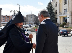 Արթուր Թովմասյանը հանդիպել է Արցախի թեմի առաջնորդի հետ