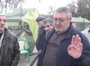 Никол Пашинян хочет продлить свой срок: собравшиеся на Баграмяна граждане о внеочередных выборах