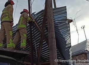 Անասնագոմի տանիքն ուժեղ քամուց պոկվել և ընկել է էլեկտրական սյան վրա․ ԱԻՆ