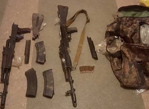 Գորիսի ոստիկանները Արցախից բերված «Կալաշնիկով» ինքնաձիգներ են հայտնաբերել