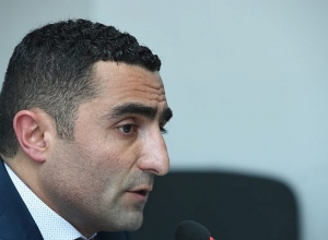 Երեխաները լսել են՝ երկրի առաջնորդն է գյուղում, վազել են, եկել նրան դիմավորելու․Ռոմանոս Պետրոսյան