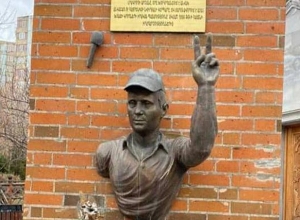 Անհայտ անձինք վնասել են Նոր Նորքի Սբ Աստվածածին եկեղեցու բակում տեղադրված Լրագրողի արձանը