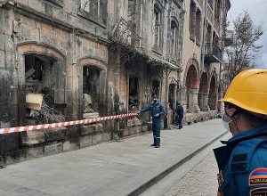 Ուժեղ քամուց վնասվել է Գյումրի քաղաքի Վարպետաց փողոցում գտնվող կիսաքանդ տան տանիքը