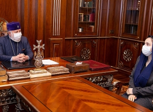 Католикос встретился с вдовой дьякона Нарека Петросяна