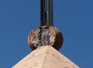 Սուրբ Աննա եկեղեցու զանգակատան գմբեթի վրայի քարը թուլացել է