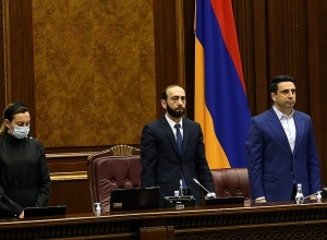 НС начало внеочередное заседание с минуты молчания в память Командоса