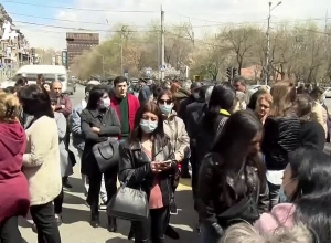 Արցախում ծառայող ժամկետային զինծառայողների ծնողների ակցիան Կառավարության դիմաց․  ՈՒՂԻՂ