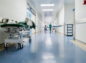 Երեւանի՝ COVID-19 սպասարկող ԲԿ-ներից մեկում պացիենտը հիվանդասենյակի պատուհանից նետվել է ցած