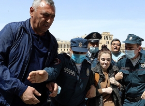 Բախումներ ոստիկանների և կանանց միջև. ցուցարարներին բերման են ենթարկում. ՈՒՂԻՂ