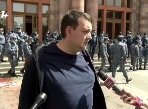 Поднять руку на женщину – это низость со стороны полиции: Кочарян