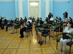 Արմեն Սարգսյանը պետական պարգևներ է հանձնել մի խումբ կին զինծառայողների