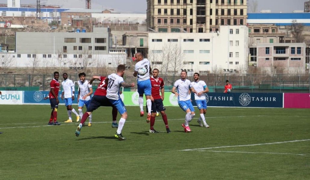 Ван арарат ереван. Арарат Армения 2011. Чемпионат Армении по футболу 2009. Знак первенство Армении по футболу 1953. Футбол клуб Арарат Ереван в чемпионатах СССР.