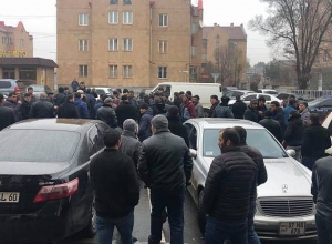 Շիրակցի գերիների հարազատները փակել են մարզ տանող բոլոր ճանապարհները