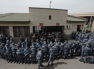 Լարված իրավիճակ ՊՆ շենքի մոտ․ ուղիղ