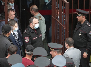 Начальник полиции вышел из здания МО: ситуация напряжённая