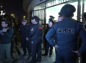 Անհետ կորած զինծառայողների հարազատները բացեցին ՊՆ մուտքը