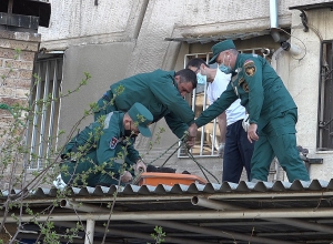 Դավթաշենի շենքերից մեկի առաջին հարկի պատշգամբի ծածկին տղամարդ է ընկել