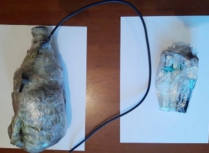 Երկու պատերի միջնամասից հայտնաբերել են ներնետված երկու փաթեթ՝ պարուրված կպչուն ժապավենով